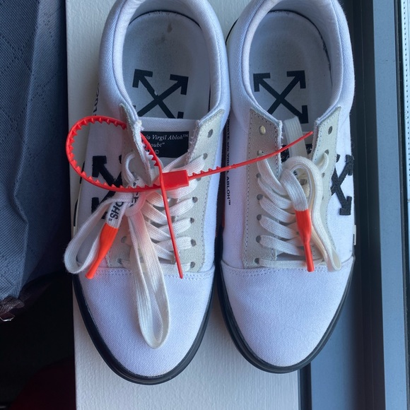 OFF WHITE Vulcanized Low Top Sneaker - Picture 2 of 4